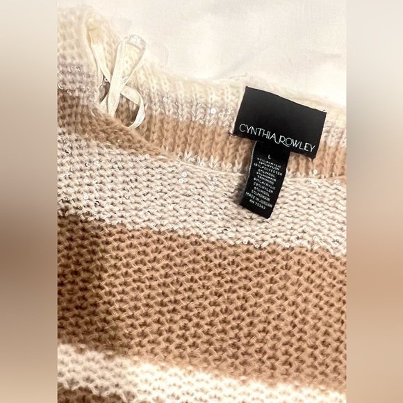 STAY WARM AND STYLISH IN ANY WEATHER WITH THIS VERSATILE PULLOVER SWEATER!
NWOT - Picture 4 of 9